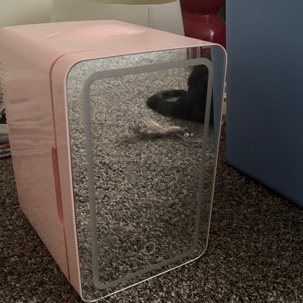 Compact Pink Mini Fridge - Picture 4 of 4